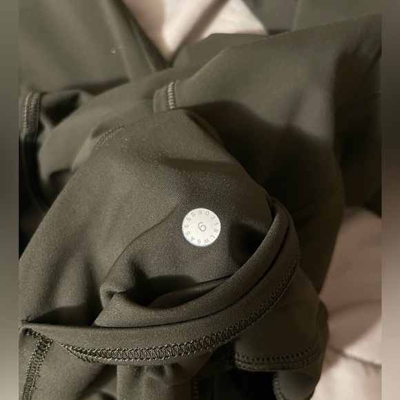 Lululemon Women’s Green Cropped Leggings Size 6 - Picture 3 of 3